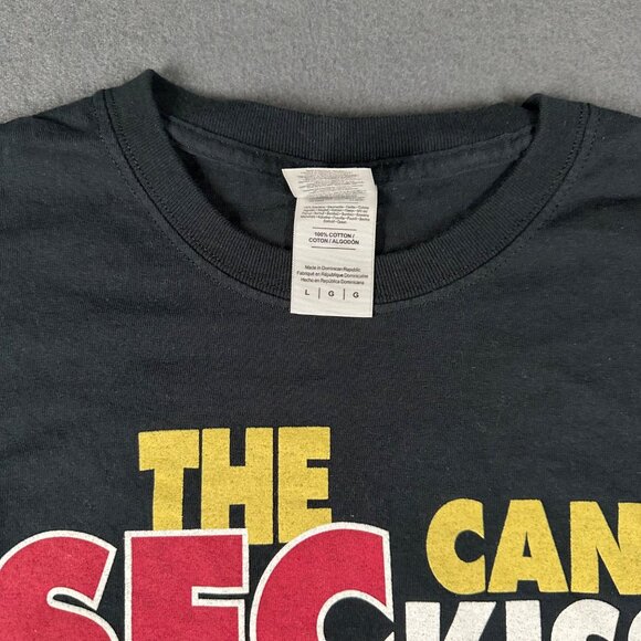 Smack Apparel Mens L Gildan Black SEC Can Kiss My ACC Short Sleeve Graphic Tee - Picture 3 of 6